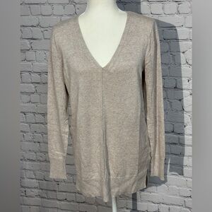Old Navy Beige V-Neck Sweater Size M